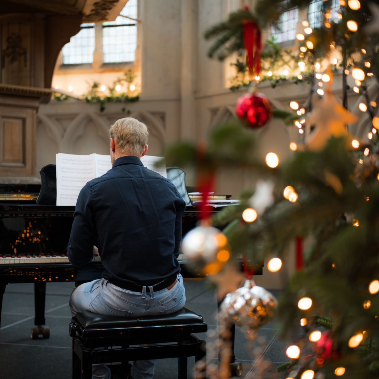 Marnix Mohrmann at a concert during Christmas in a church